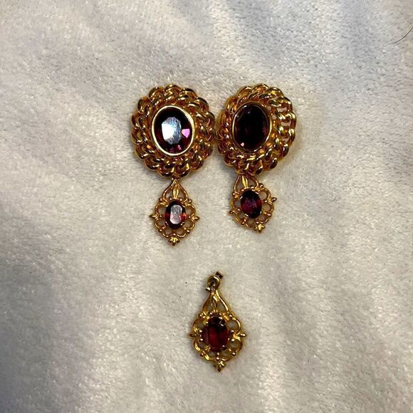 Pierced earrings and charm for necklace set. - Picture 1 of 3